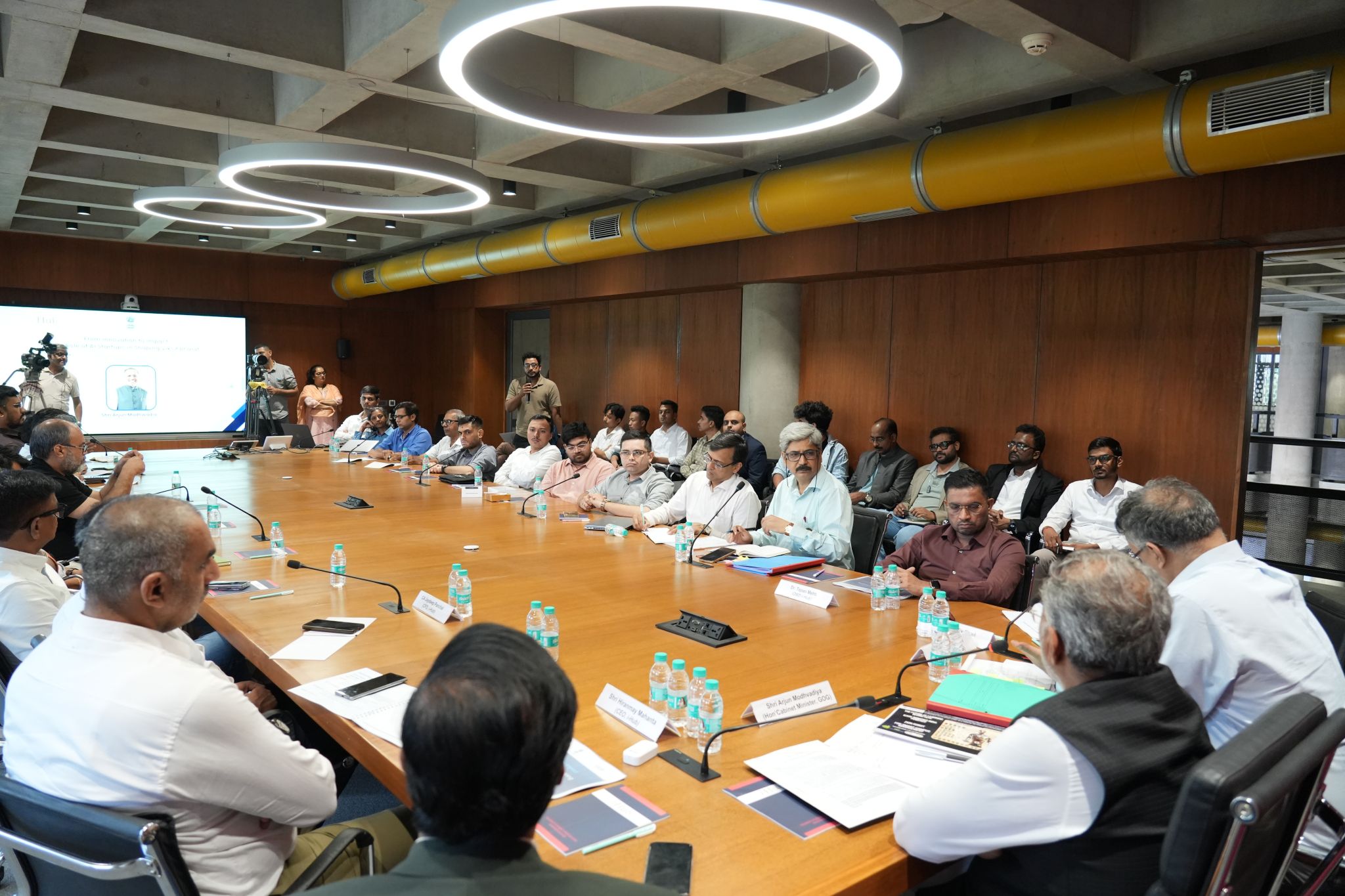 Hon’ble Minister Shri Arjun Modhwadia Visits i-Hub Gujarat, Engages with Emerging Tech Startups